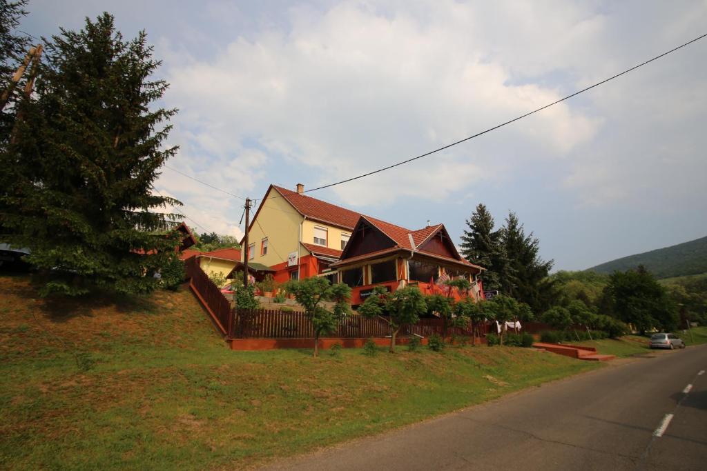 Fenyves Fogado Hotel Szurdokpuspoki ภายนอก รูปภาพ